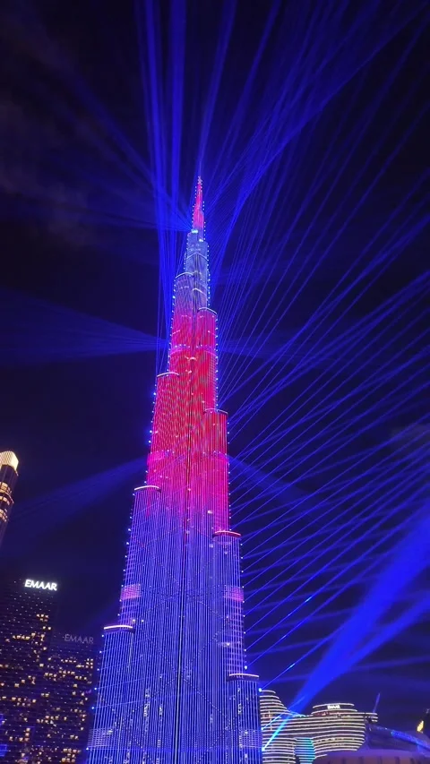Dubai, UAE, 21 June 2026 - Multicolored laser light show on Burj Khalifa an.. Vídeo Stock 337345340