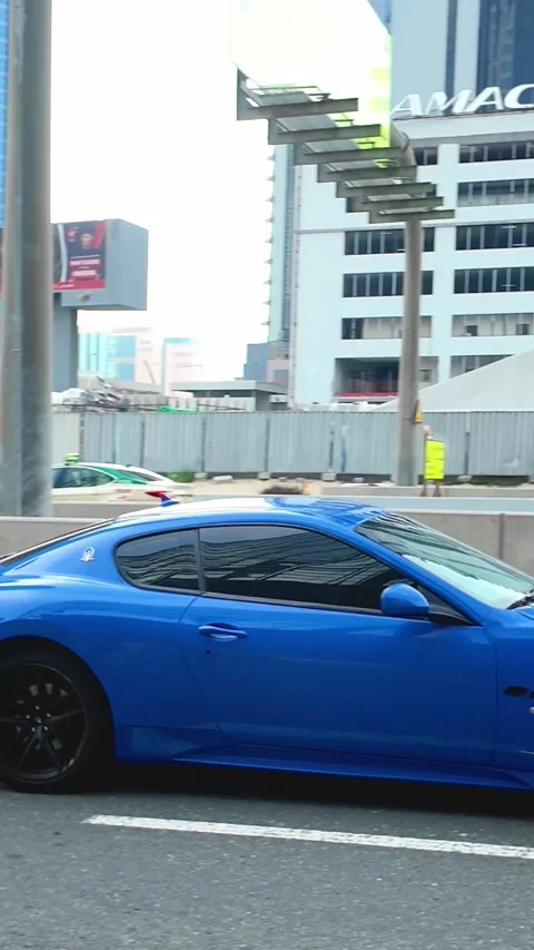 DUBAI, UAE - APRIL 16, 2026: Luxury supercars and high-end SUVs driving on .. Vídeos de archivo 332835571