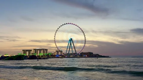 DUBAI, UAE - APRIL 20, 2026: The Iconic Ain Dubai Observation Wheel on Blue.. Vídeos de archivo 333133084