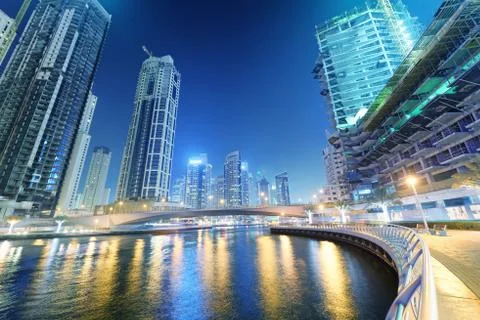 DUBAI, UAE - DECEMBER 5, 2016: Dubai Marina buildings and night city lights.  Fotos de archivo
