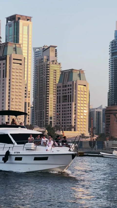 Dubai, Uae - Jan 05, 2025: Luxury tourist yacht sailing through Dubai Marina  Stockbeeldmateriaal 328189356