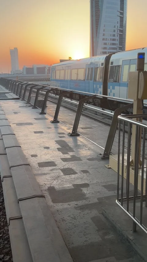 Dubai UAE July 7 2026 Sunset view from Dubai Metro overlooking city skyline Vídeo Stock 338391379