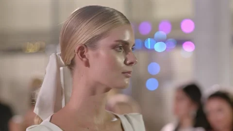 DUBAI, UAE - MARCH 7, 2020: Focus shift from guest to girl model at fashion show Stock Footage 134898569
