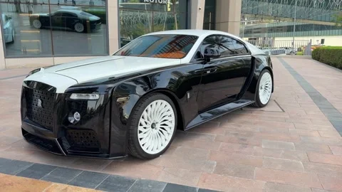 DUBAI, UAE - MAY 05, 2026: Luxury Rolls Royce cars including white and two-.. Stock Footage 334116423