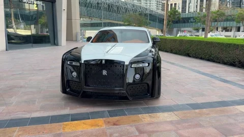DUBAI, UAE - MAY 05, 2026: Luxury Rolls Royce cars including white and two-.. Stock Footage 334116433
