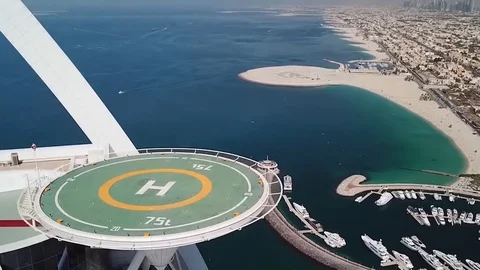 Dubai, UAE - May 25, 2018: Aerial view of Burj Al Arab luxury hotel on the coast Vidéo 90538783