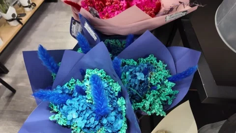 Dubai, UAE - October 1, 2026 - Interior view of colorful flower bouquets an.. 库存影片 346788175