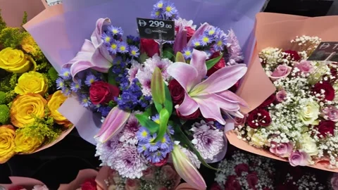 Dubai, UAE - October 1, 2026 - Interior view of colorful flower bouquets an.. 库存影片 346788313
