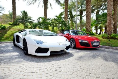 Dubai, uae - september 11: the atlantis the palm hotel and luxury sport cars. Foto stock