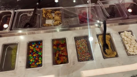 Dubai, UAE - September 29, 2026 - Interior view of Cold Stone Creamery in M.. 스톡 동영상 346759192