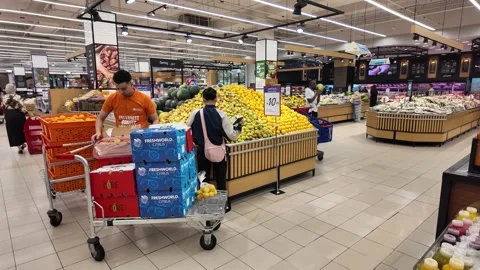 Dubai, UAE - September 30, 2026 - Interior view of fresh vegetables and fru.. 库存影片 346779947