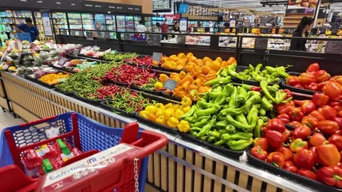 Dubai, UAE - September 30, 2026 - Interior view of fresh vegetables and fru.. 库存影片 346779997