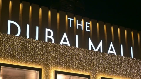 DUBAI, U.A.E. - JAN, 2018: large signboard on main entrance of Dubai Mall in Vidéo 95966029