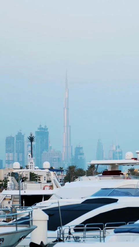 DUBAI, UNITED ARAB EMIRATES, UAE - MAY 10, 2017: marina near the Hotel Burj al Video stock 321649366