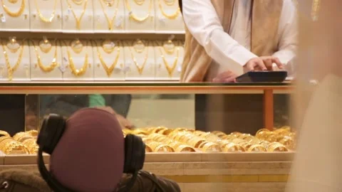 Dubau, UAE - 15th january, 2026:Close-up of gold bracelets in a display cas.. Stock Footage 331992279