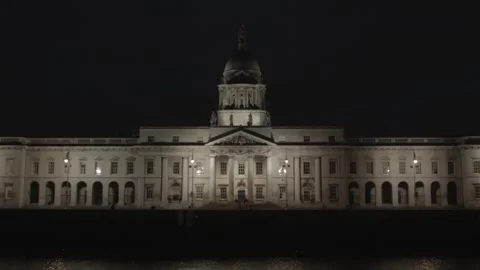Dublin Custom House over River Liffey at Night with Vehicles Going By 動画素材 143557197