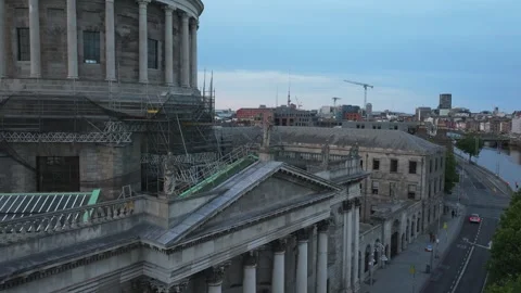 Dublin Four Courts Dome and River Liffey Quays at Dusk Under Renovation Vídeo Stock 337972532