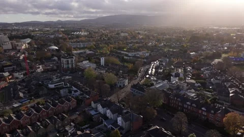 Dublin Intersection with Mountains Reveal 스톡 동영상 255970012