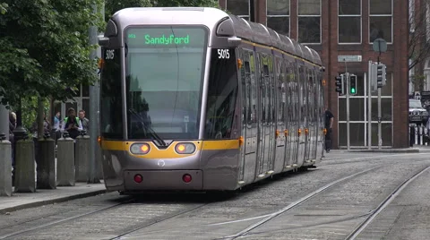 Dublin tram leaves St Stephens Green, Ireland Vídeos de archivo 53054218