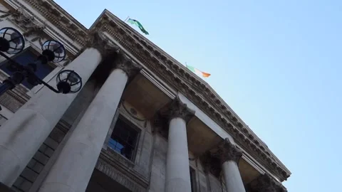 Dublin's City Hall building with flags. Low angle establishing shot Vídeos de archivo 272566461