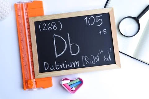 Dubnium and symbol structural formula chemical on the blackboard Stockfoto's