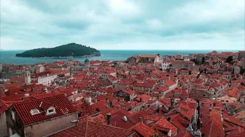Dubrovnik Old Town Rooftops Overlooking the Sea in a Smooth Cinematic Motion 库存影片 331103504