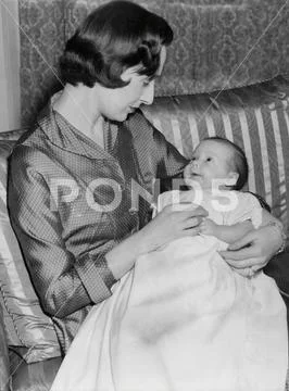 The Duchess Of Leeds With With 3 Month Old Daughter Camilla Divorced ...