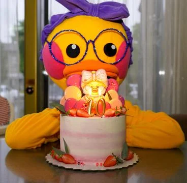 The duck is behind the cake Foto stock