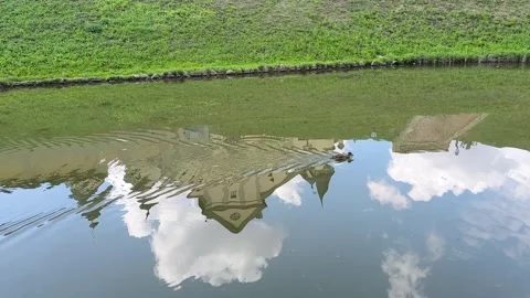 The duck dissecting the reflection of the castle Vídeos de archivo 284479389