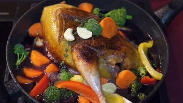 Duck fried in a frying pan. Sprinkle with carrots and garlic Video stock 85690015
