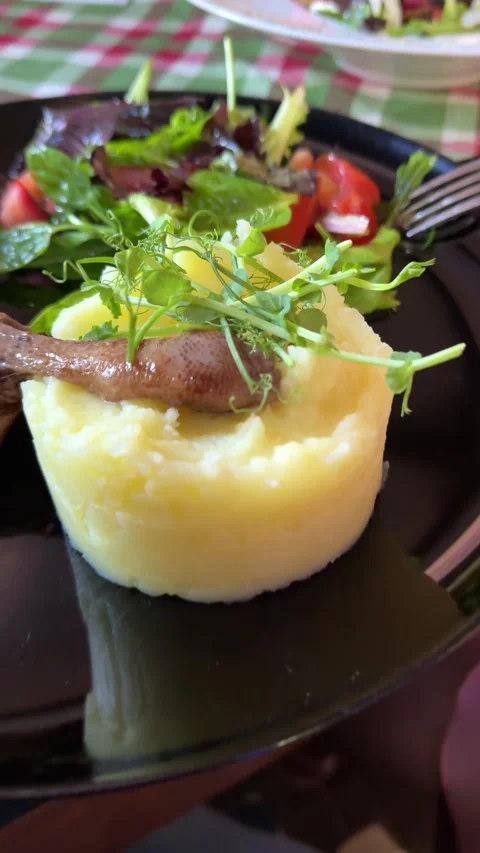 Duck salad fork of view, eating fresh salad, smoked duck meat on a fork Vídeo Stock 313146897