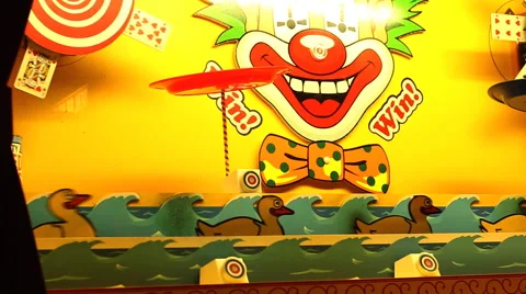 Duck shooting at carnival booth Vidéo 40704690