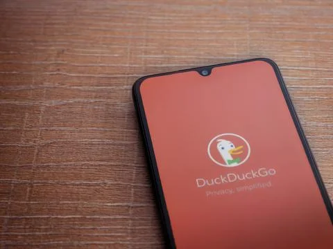 DuckDuckGo Private Browser app launch screen on smartphone on wooden backgrou Stock Photos