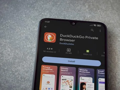 DuckDuckGo Private Browser app play store page on smartphone on ceramic sto.. Foto stock
