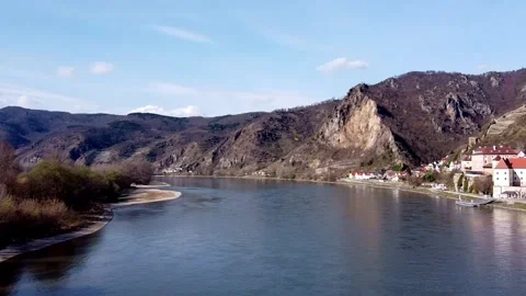 Duernstein HD Dron Schwenk vom Wasser Stock-Footage 340450676