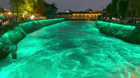 The Dujiangyan irrigation system consists of two major bridges, the Nanqiao.. Vídeos de archivo 323784491