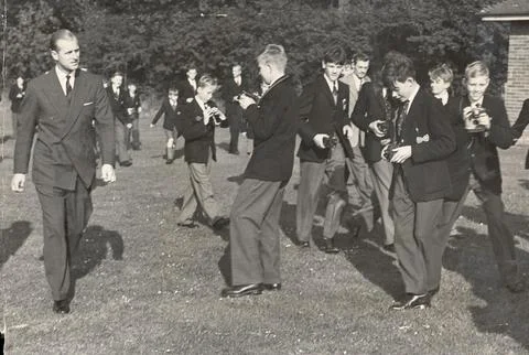 Duke Of Edinburgh Visits The Gresham School 1955 It Is Not Often That A Schoolbo Stock-Fotos