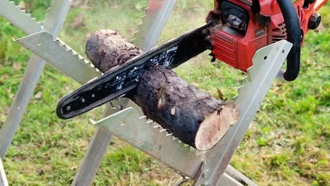 A dull chain saw trying to cut a wooden log Stock Footage 81164904