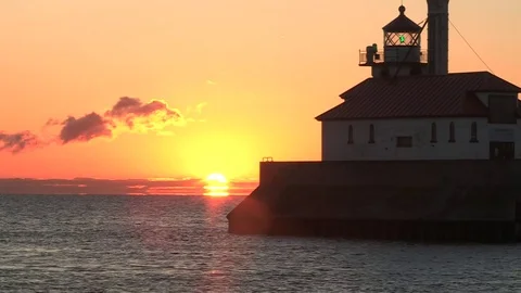 Duluth Lighthouse Sunrise III 스톡 동영상 81460239