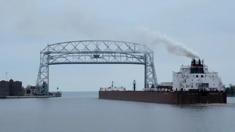 DULUTH, MN - 27 OCT 2019: Time lapse of Iron Ore Ship going under aerial lift. Vidéo 105887007