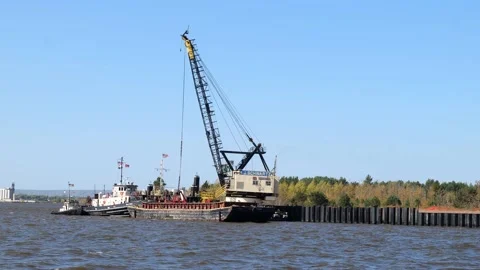 DULUTH, MN - 5 OCT 2020: Working crane on a floating dredging barge. Stock Footage 148357525