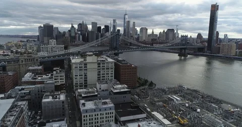 Dumbo Waterfront beside Manhattan Bridge and East River Vídeos de archivo 89310182