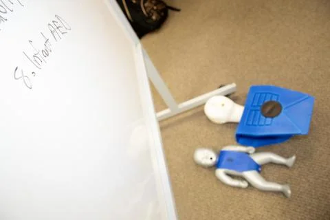 Dummies on the floor for CPR first aid training Stockfoto's