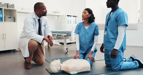 Dummy, cpr and doctor with students for teaching first aid, safety protocol and 库存影片 344304232