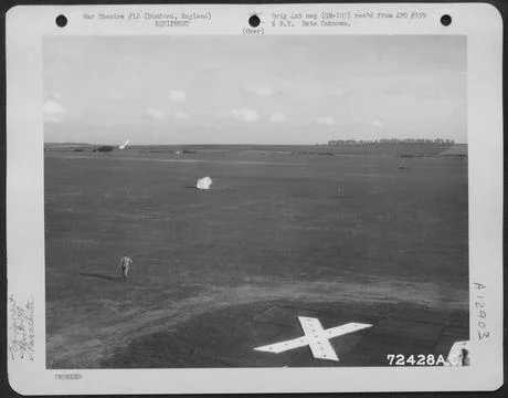The Dummy Test Drop Is A Sure-Fire Method Used By Air Force Parachute Rigg... Foto stock