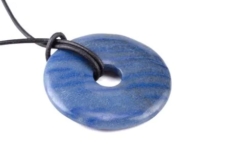 Dumortierite stone donut on leather string Foto stock