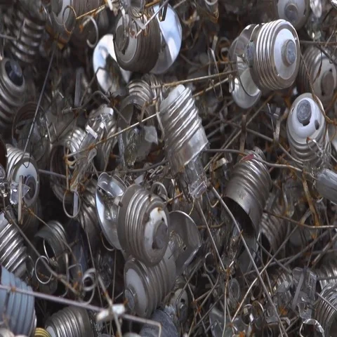 Dump halogen light bulbs 動画素材 69546637