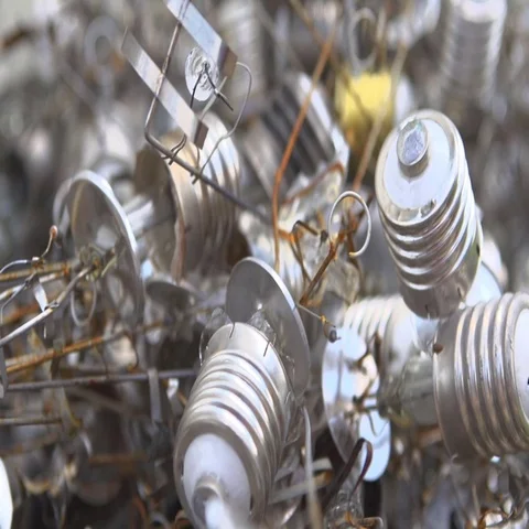 Dump halogen light bulbs Vídeos de archivo 69546734