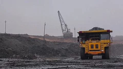 Dump Truck carries ore. Winter Vídeos de archivo 63545688