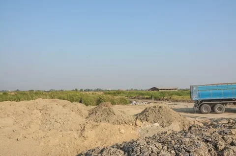 Dump  truck  pour clay down in construction site. Time Lapse Vídeos de archivo 104278905